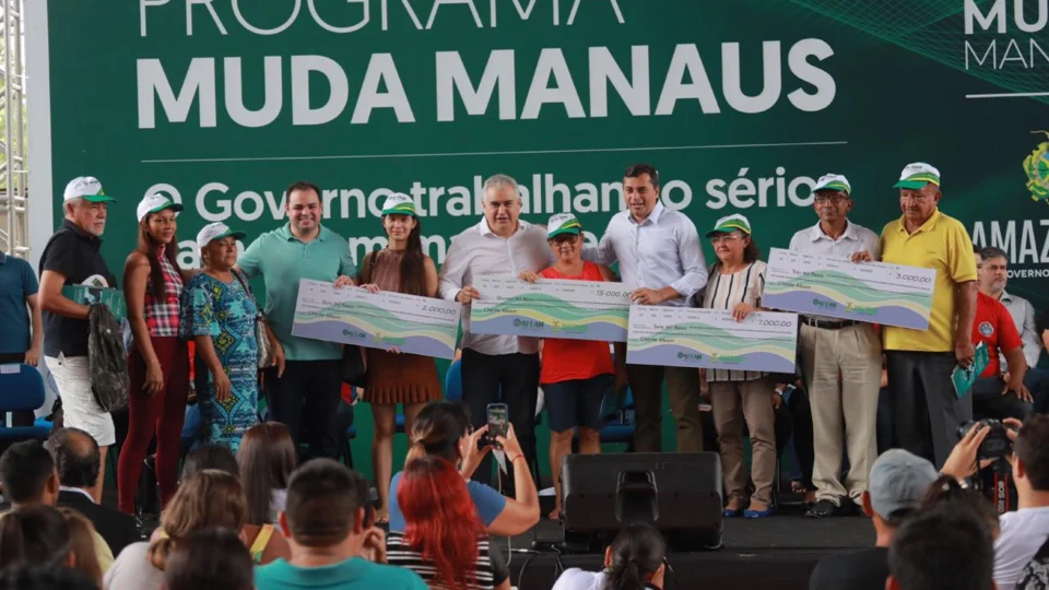 Governador entrega crédito a empreendedores na terceira edição do programa ‘Muda Manaus’