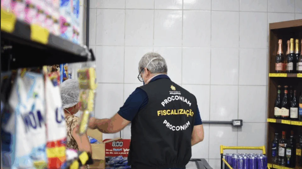 Procon-AM apreende 98 máscaras e 24 frascos de álcool em comércio no Aleixo, em Manaus