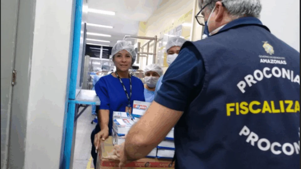 Procon-AM doa a hospitais de Manaus mais de 370 máscaras cirúrgicas apreendidas em fiscalização