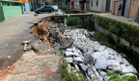 Obra mal feita: parte de rip-rap desmorona e afeta rua no bairro Petrópolis