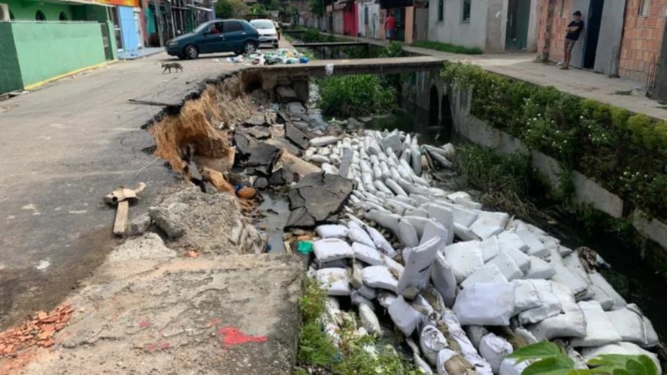 Obra mal feita: parte de rip-rap desmorona e afeta rua no bairro Petrópolis