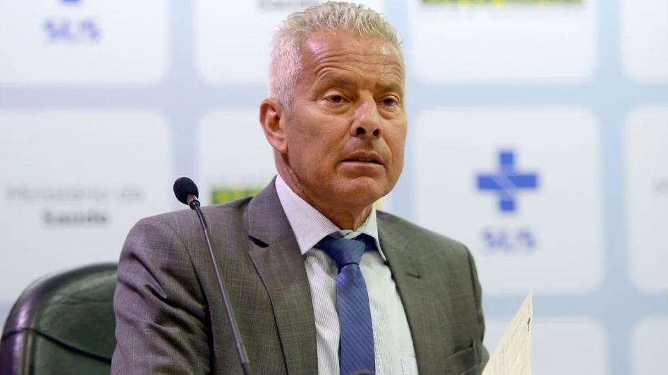 Saúde pode autorizar cloroquina para pacientes graves até dia 24