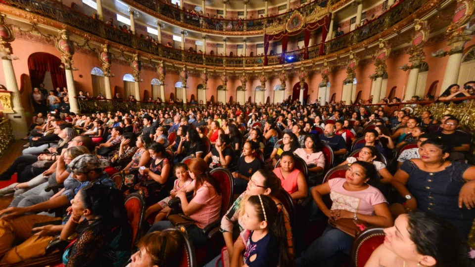 Liceu de Artes e Ofícios Claudio Santoro recebe novos alunos no Teatro Amazonas