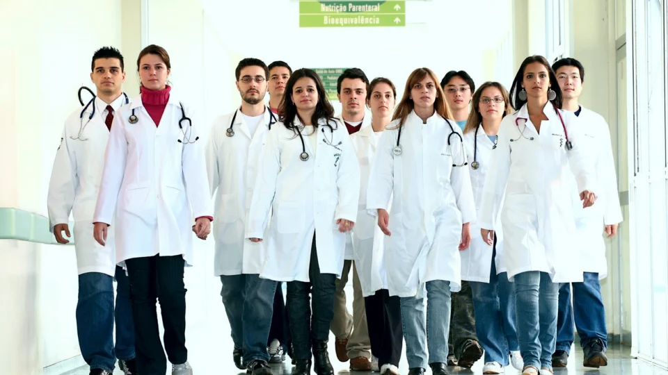 Estudantes da área de saúde vão poder atuar no combate ao Covid-19