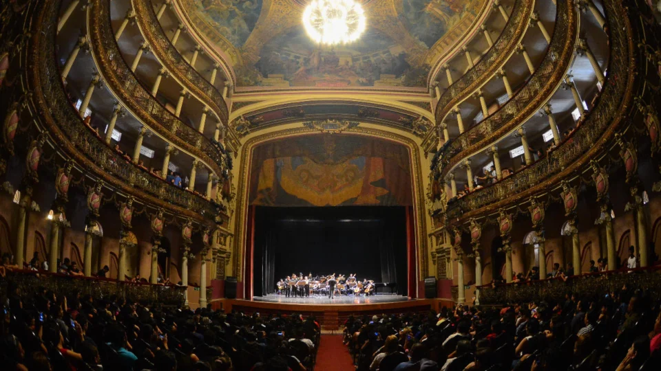 Liceu de Artes e Ofícios Claudio Santoro abre ano letivo no Teatro Amazonas