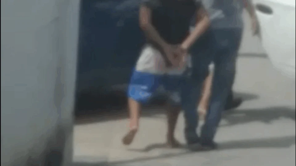 Vídeo: populares tentam linchar suspeito de estuprar criança; houve tumulto e tiro para o alto