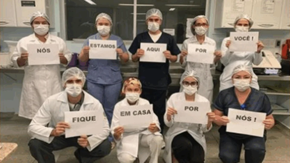 Em foto, equipe de hospital em Manaus faz campanha contra o coronavírus. ‘Fique em casa’