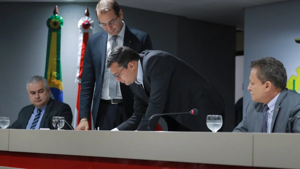 Governador assina cooperação com Banco da Amazônia para impulsionar negócios sustentáveis no AM