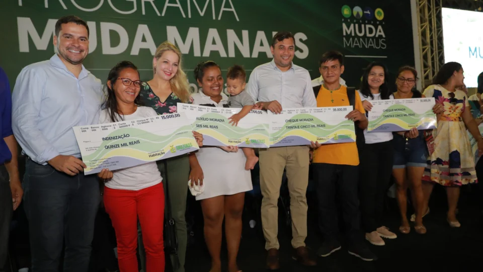 Governo indeniza mais 137 famílias do Educandos e anuncia pagamento do 3º lote para abril