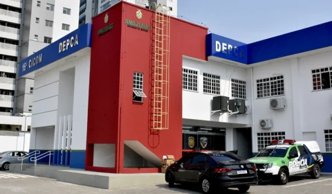 Babá é presa após agredir e abandonar crianças no Centro de Manaus