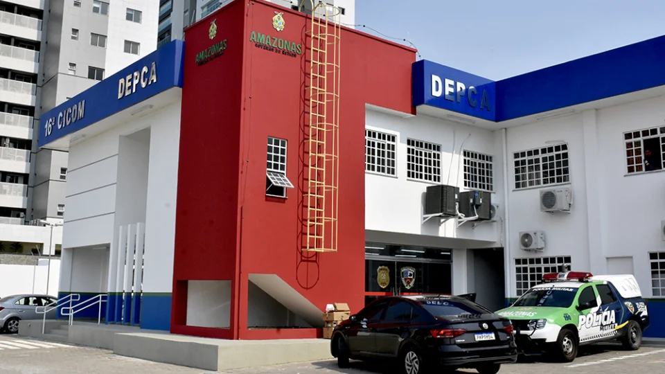 Babá é presa após agredir e abandonar crianças no Centro de Manaus