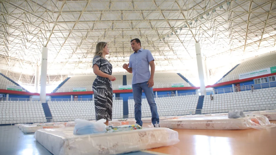 Governo do estado instala abrigo emergencial para acolher moradores de rua, em Manaus