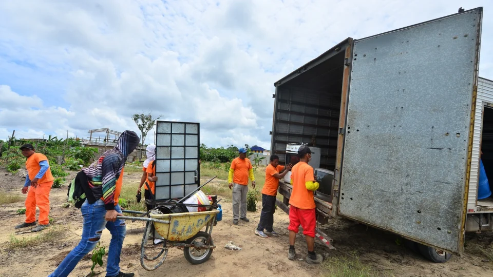 Governo do estado oferece apoio de transporte para realizar mudanças de famílias no Monte Horebe