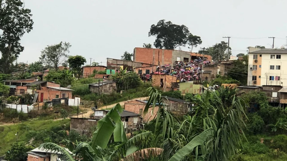Moradores da ocupação Monte Horebe, barram a entrada para impedir ação de retirar as famílias de área irregular