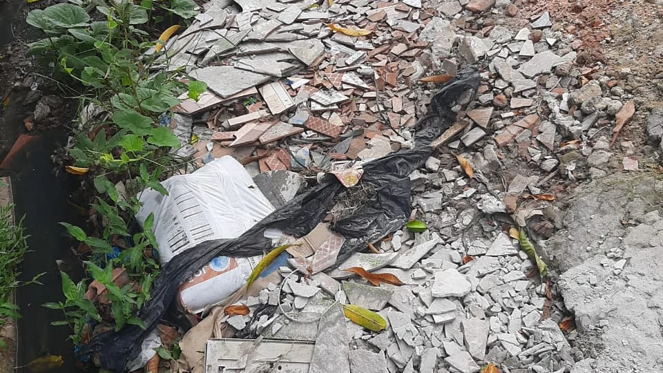 Falta de saneamento básico na rua Artur de Souza oferece risco aos moradores