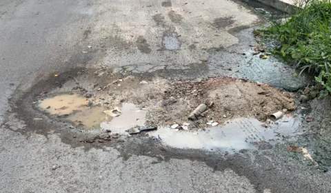Buracos tomam conta das ruas do bairro Flores, na zona Centro Sul da capital