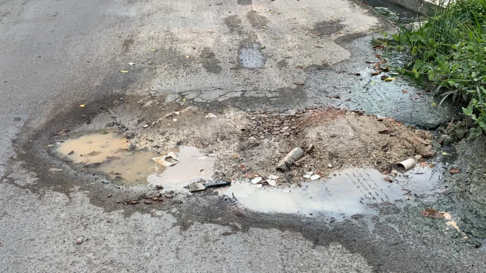 Buracos tomam conta das ruas do bairro Flores, na zona Centro Sul da capital