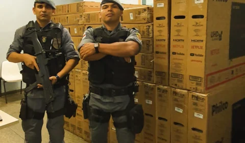 Polícia Militar apreende dupla que roubou 30 televisores de empresa do Distrito Industrial