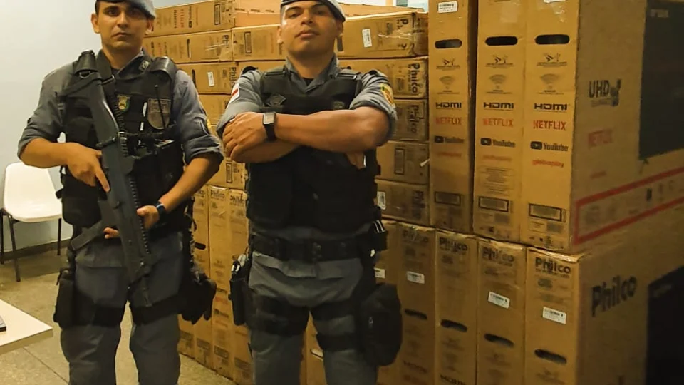 Polícia Militar apreende dupla que roubou 30 televisores de empresa do Distrito Industrial
