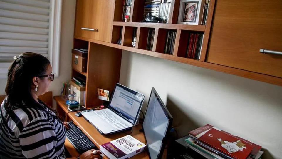 TJAM divulga Guia Emergencial para auxiliar pessoas que vão trabalhar em casa em prevenção ao coronavírus