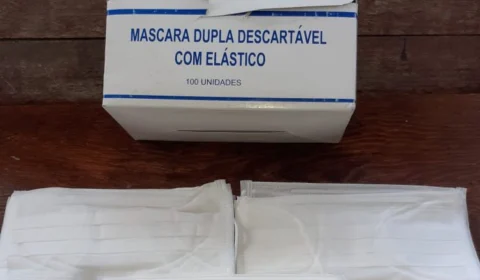 Igreja promove ação social levando máscaras e álcool em gel para moradores de ruas, em Manaus