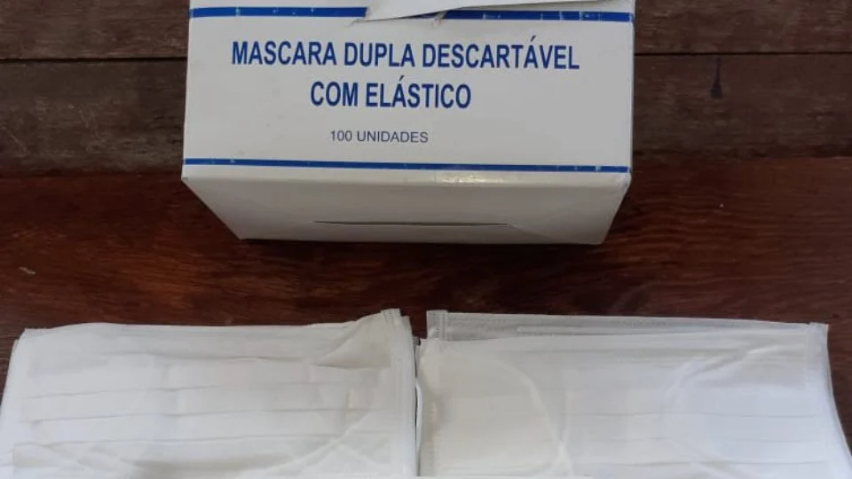 Igreja promove ação social levando máscaras e álcool em gel para moradores de ruas, em Manaus