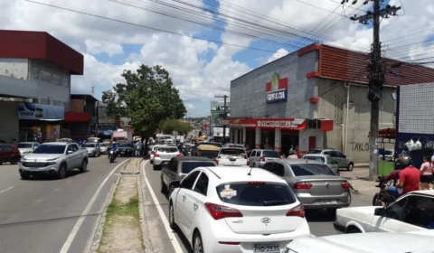 População ignora quarentena e corre riscos em áreas de aglomeração, na Zona Leste de Manaus