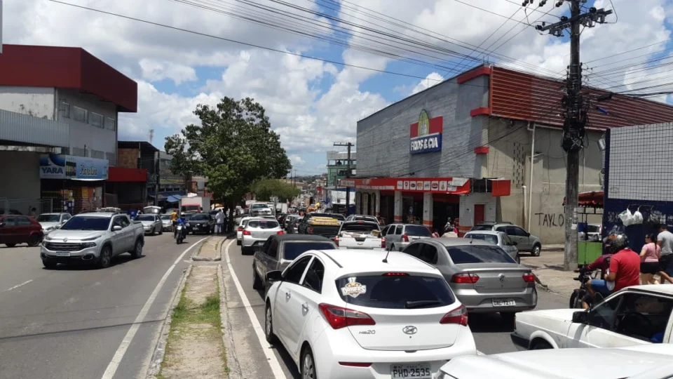 População ignora quarentena e corre riscos em áreas de aglomeração, na Zona Leste de Manaus