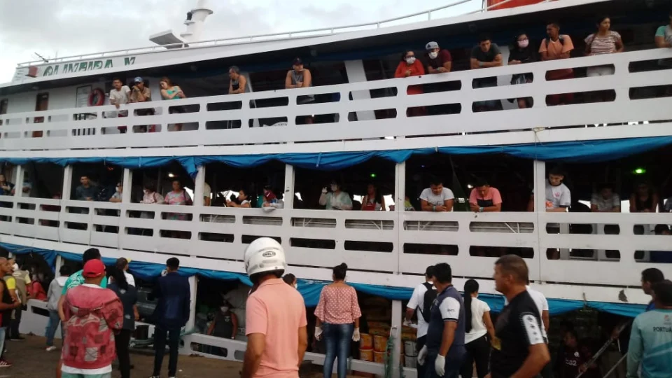 Em Parintins, navios continuam fazendo transporte de pessoas em plena quarentena por causa do coronavírus