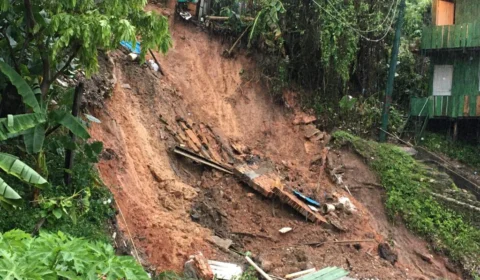 Deslizamento de terra derruba casas em área de risco no bairro Compensa e deixa feridos