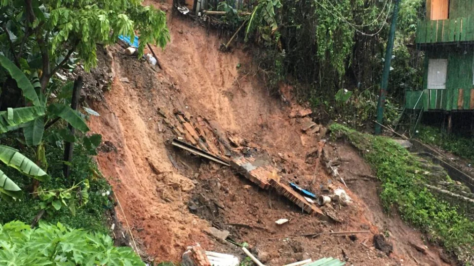 Deslizamento de terra derruba casas em área de risco no bairro Compensa e deixa feridos
