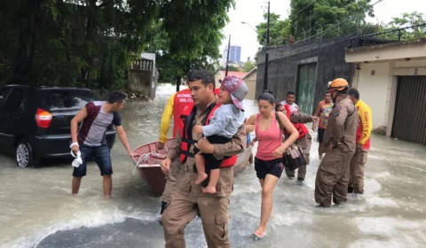 Dezenas de moradores ficam ilhados e são socorridos pelos Bombeiros na zona Centro-Sul