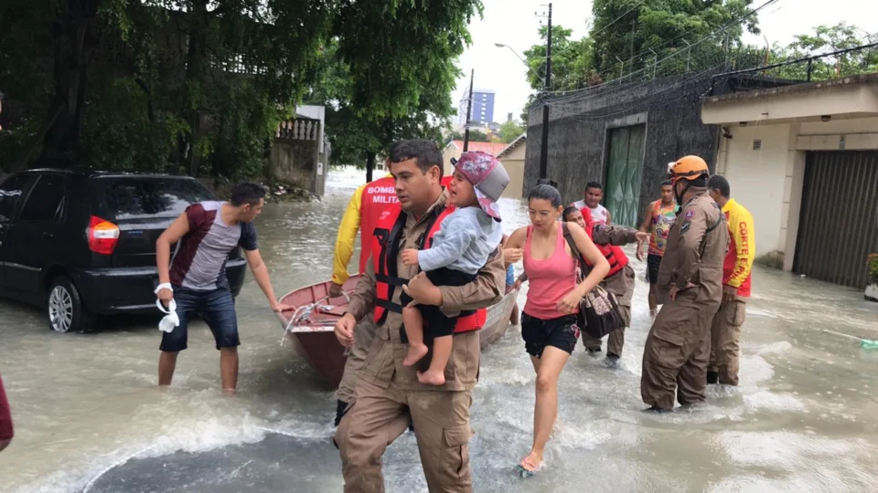 Dezenas de moradores ficam ilhados e são socorridos pelos Bombeiros na zona Centro-Sul