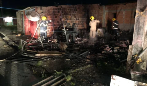 Incêndio destrói borracharia no bairro Monte das Oliveiras