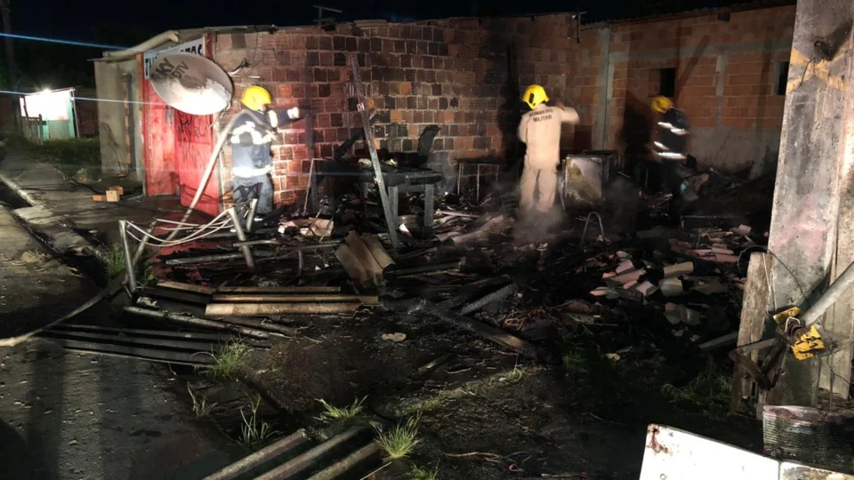 Incêndio destrói borracharia no bairro Monte das Oliveiras