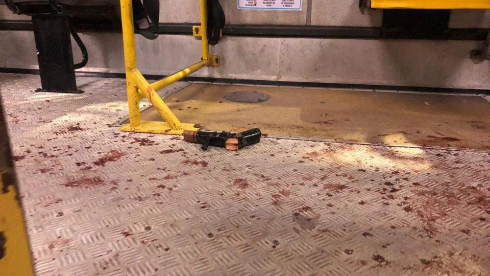 Assaltantes esfaqueiam passageiros durante assalto a linha 059