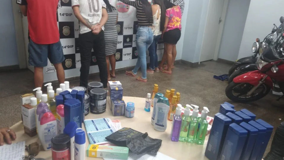 Mulheres são presas após furtarem produtos de higiene de drogaria, em Manaus