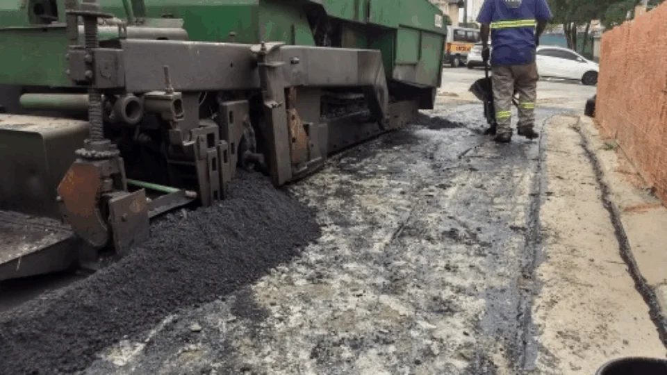 Prefeitura começa obra e não terminou  no Campo Dourado