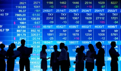 Bolsa cai 30%, e dólar sobe 16% em março com pandemia de coronavírus