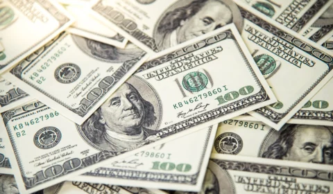 Bolsa sobe quase 2,15%, e dólar cai para R$ 5,10 em dia de recuperação