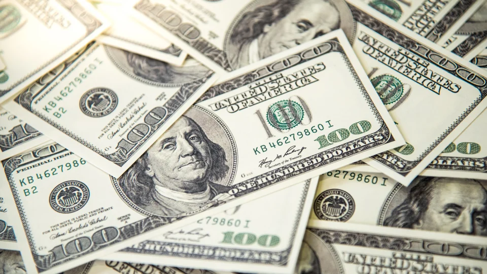 Bolsa sobe quase 2,15%, e dólar cai para R$ 5,10 em dia de recuperação