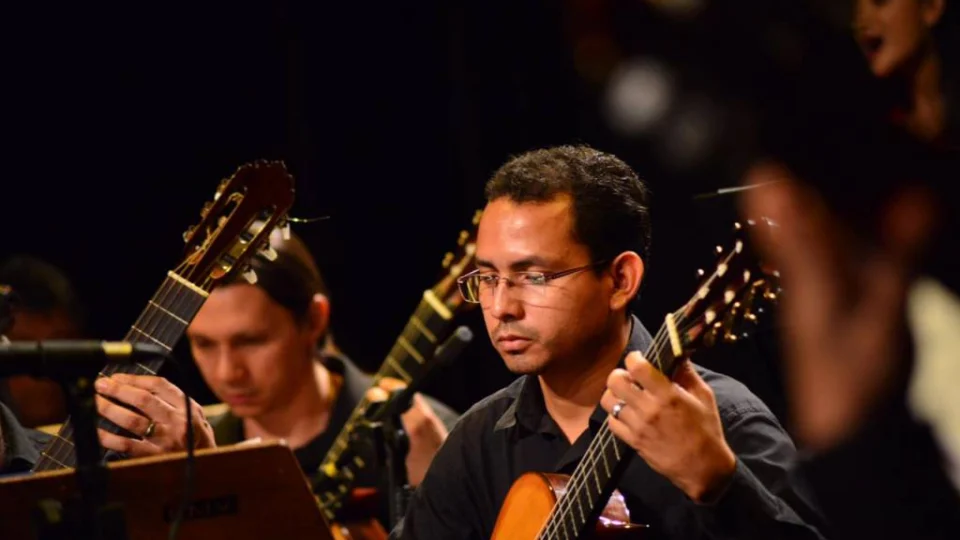 ‘Ovam Mix’: concerto da Orquestra de Violões mescla músicas regionais e trilhas de filmes, no Teatro Amazonas