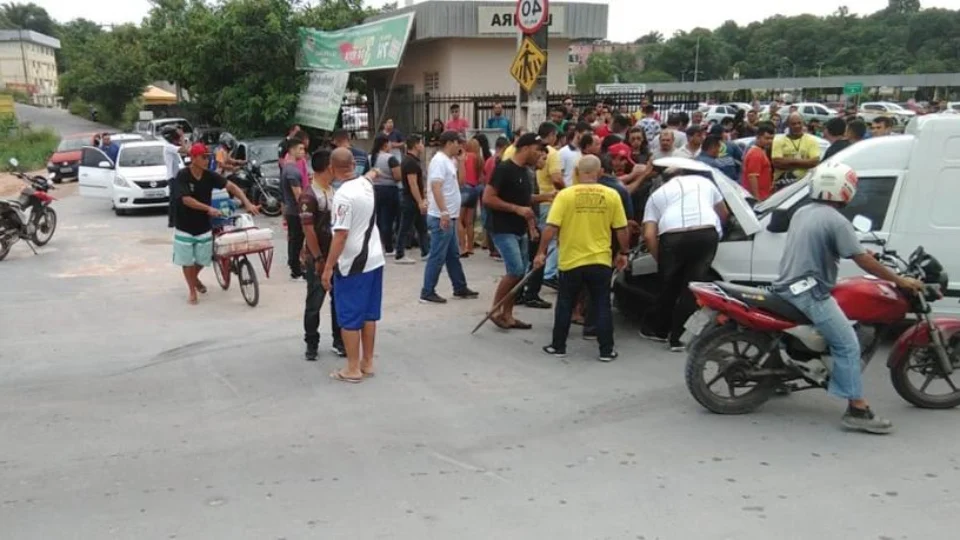 Três pessoas ficam feridas em grave acidente de carro próximo ao Detran