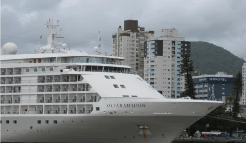 Navio de cruzeiro é mantido em isolamento no Recife