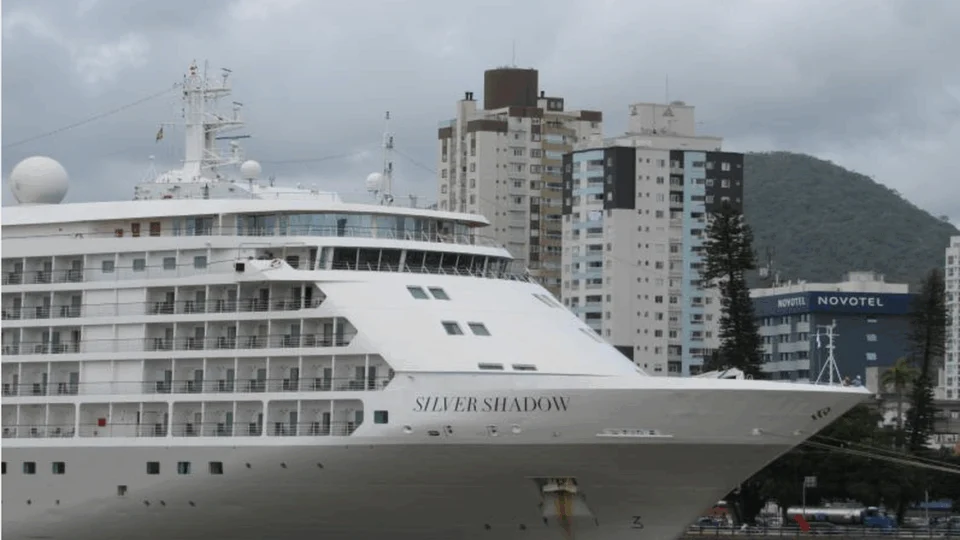 Navio de cruzeiro é mantido em isolamento no Recife