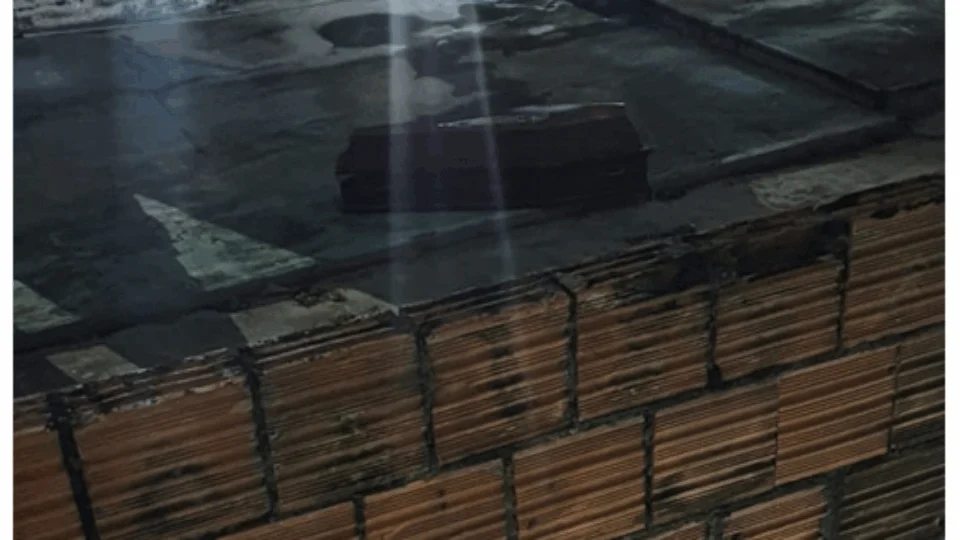 Homem é deixado em caixão no pátio de sua casa pelo SOS Funeraria da Prefeitura de Manaus no Manoa