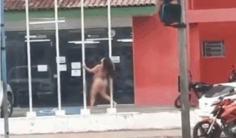 Vídeo: mulher é flagrada fazendo ‘dança erótica’ em frente de delegacia na zona Leste de Manaus