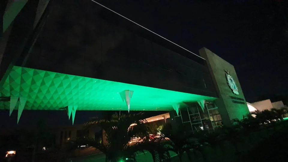 Em homenagem aos profissionais de saúde, TCE- AM ilumina a fachada da sede com luzes verdes