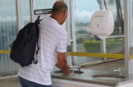 Anvisa publica lista com produtos que podem substituir o álcool 70%