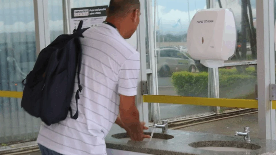 Anvisa publica lista com produtos que podem substituir o álcool 70%